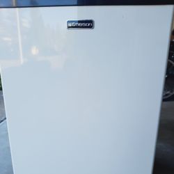 EMERSON 2.8 CU FT MINI REFRIGERATOR MODEL # CR281B