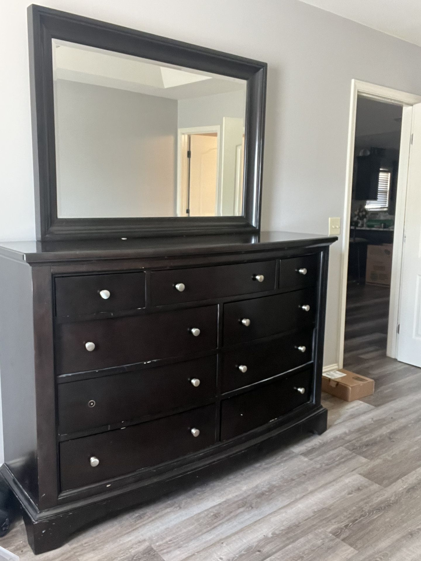 Dresser And Nightstands 