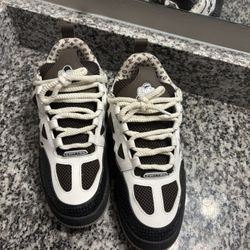  Louis Vuitton LV Skate Sneaker Grey White, 44, 