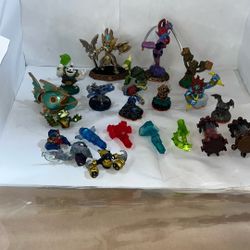 Skylander Bundle Lot $40 Plus Bag