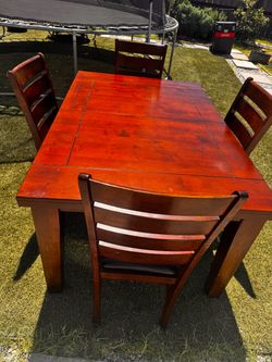 Meza muy resistente y de buena madera con 4 sillas