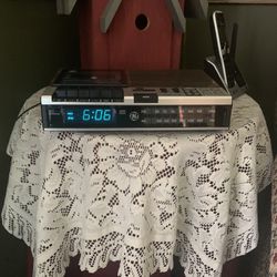 $15.00 - Fun! Vintage Clock Radio