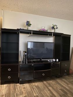 Large Livingroom Entertainment center/TV Stand