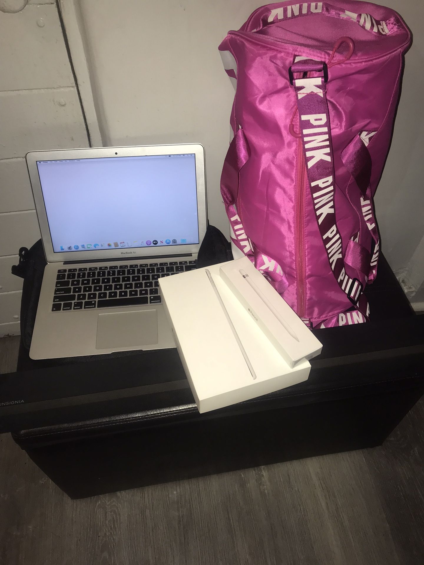 MacBook Air, iPad Pro and Cary Bag