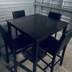 NICE BLACK TABLE WITH 4 LEATHER CHAIRS