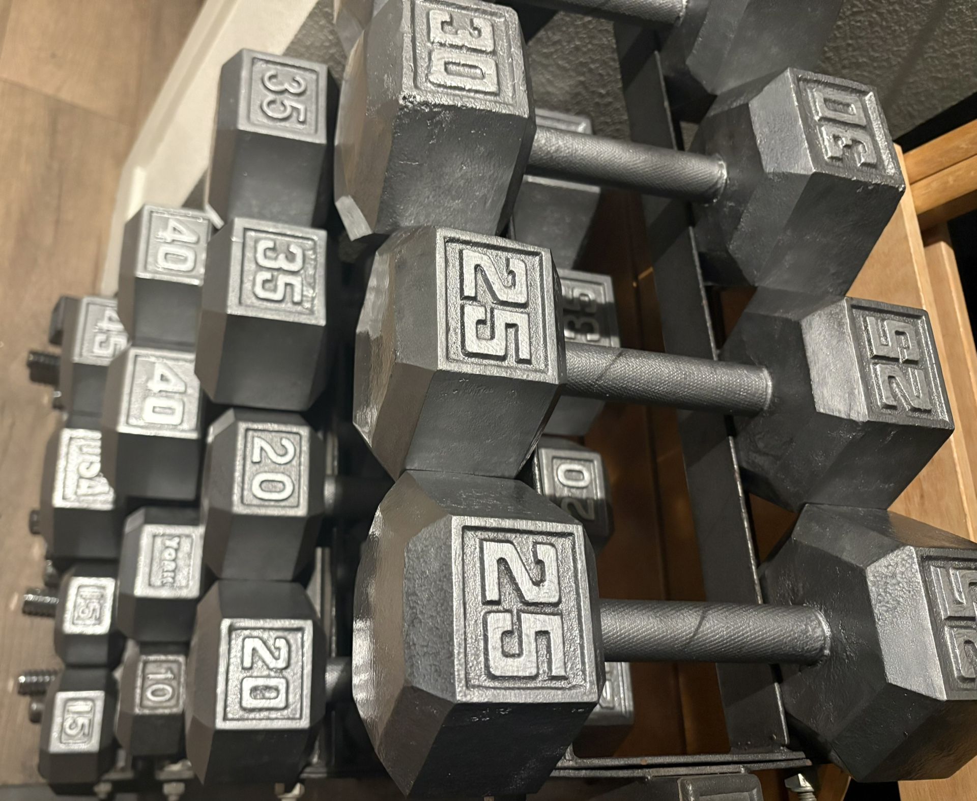 Set Of Cast Iron Hex Dumbbells 15s To 45s  Total : 420 lbs