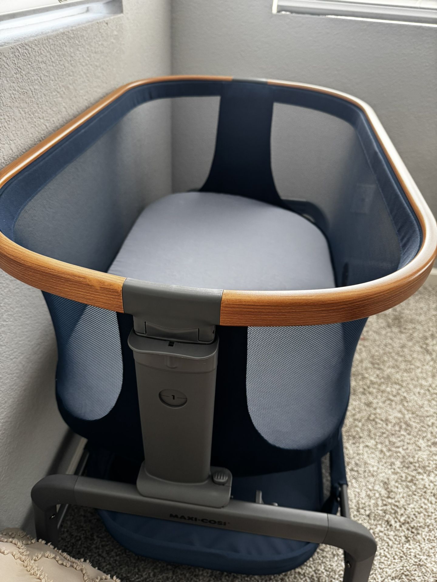 Maxi Cosi Bassinet Like New 