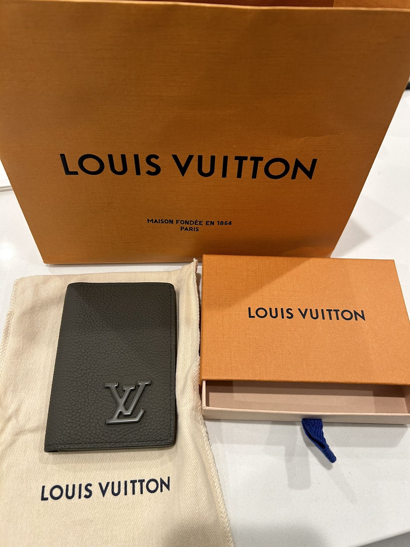 LOUIS VUITTON (Small Wallet)