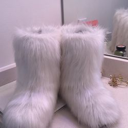 Fluffy white Boots Size 8