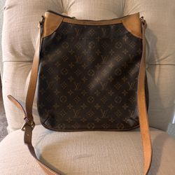 Authentic Louis Vuitton Crossbody Large