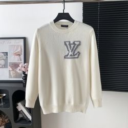This LV jacquard crew neck sweater features high-quality Italian imported fabric, high-density