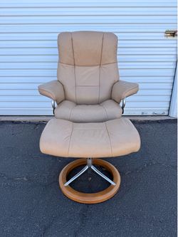 Ekornes Stressless Mayfair Recliner and Ottoman / Signature Base, Copenhagen