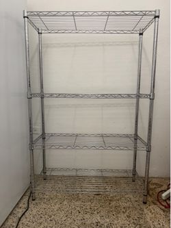 Storage shelves/Estanterías de almacenamiento