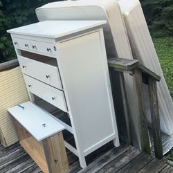 Mattress / Dresser