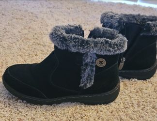 KHOMBU Boots Size 7