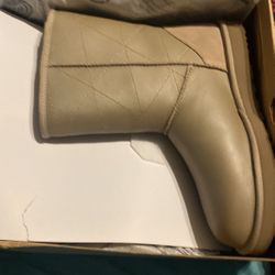 UGGS CLASSIC SHORT PEARLIZED BOOT