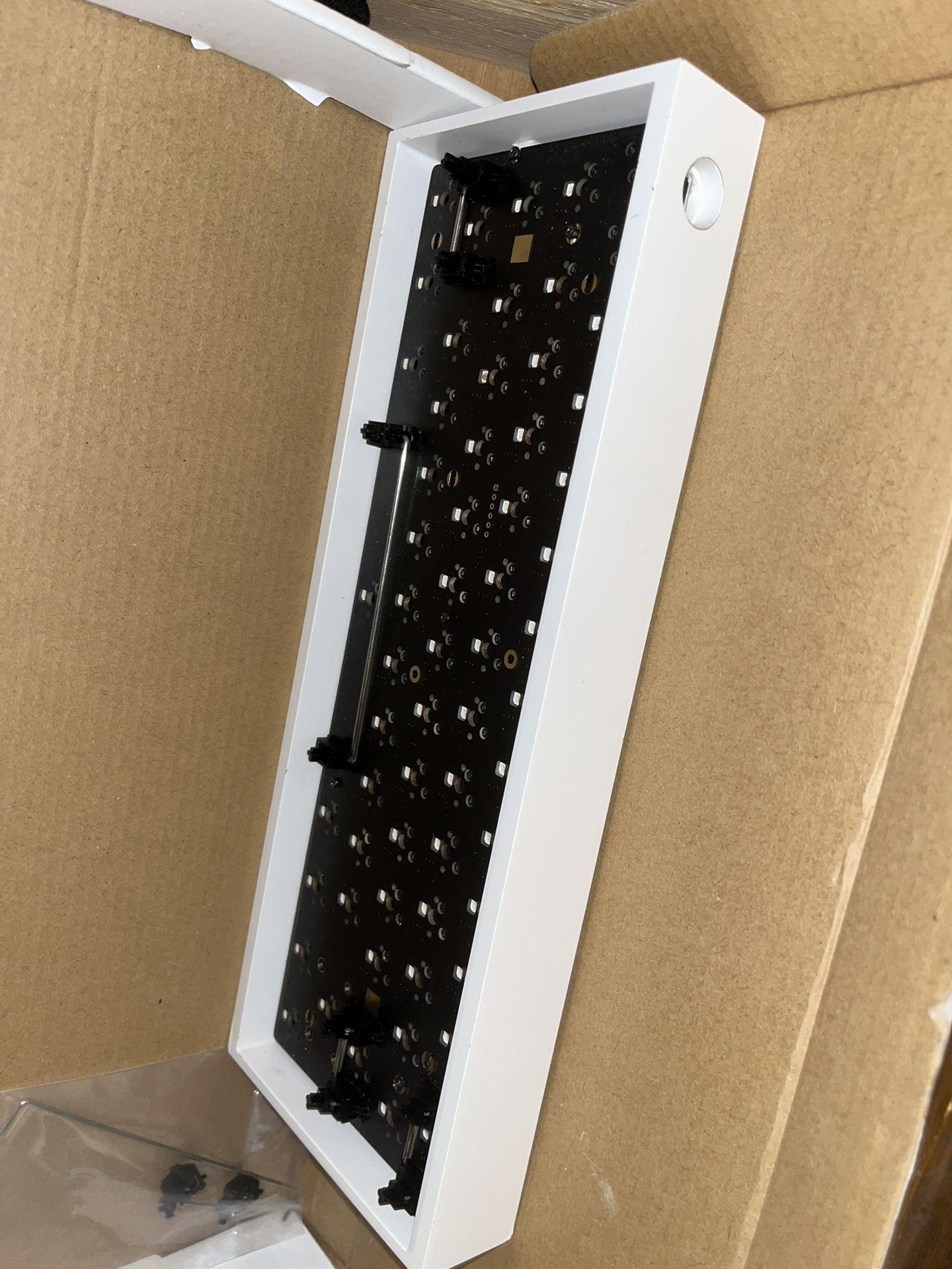 60% Aluminum Mechanical Keyboard Case, and a 60% Tofu Aluminum Plate with Gateron Swithes And Black and White Keycaps. (read Description)