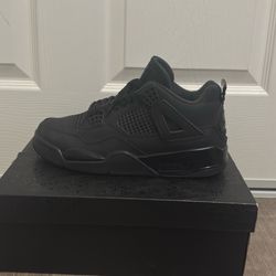 Black cats Jordan 4s