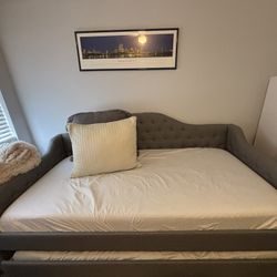 Day Bed With Trundle And 2 Twin Size Mattresses 