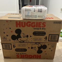 huggies unopened  snug and dry  size 4 (360 count)