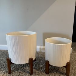 Plant pots with wooden stands