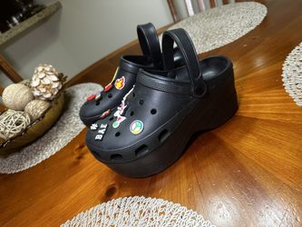 Stylish black platform clogs featuring various colorful charms. Size 40 New