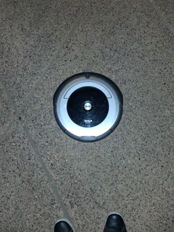 ROOMBA ROBOT VACUUM