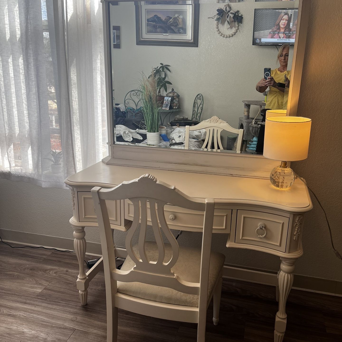 Vanity desk / Mirror/ Chair