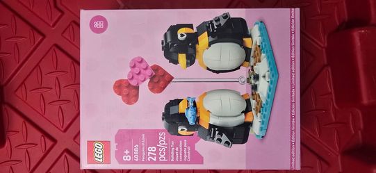 Lego penguins in love