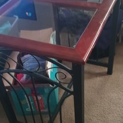 Selling This Beautiful Dining Table In Very Good Condition And Very Sturdy 