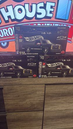 Hot Wheels Mattel Brick Shop '83 Chevy Silverado Building Set