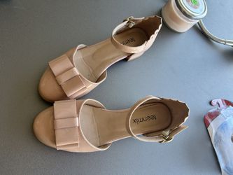 Light pink woman/girls shoes