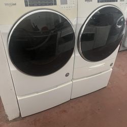 Whirlpool Washer And Gas Dryer W/pedestals 