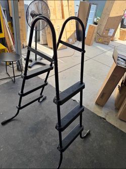 Above ground pool ladder