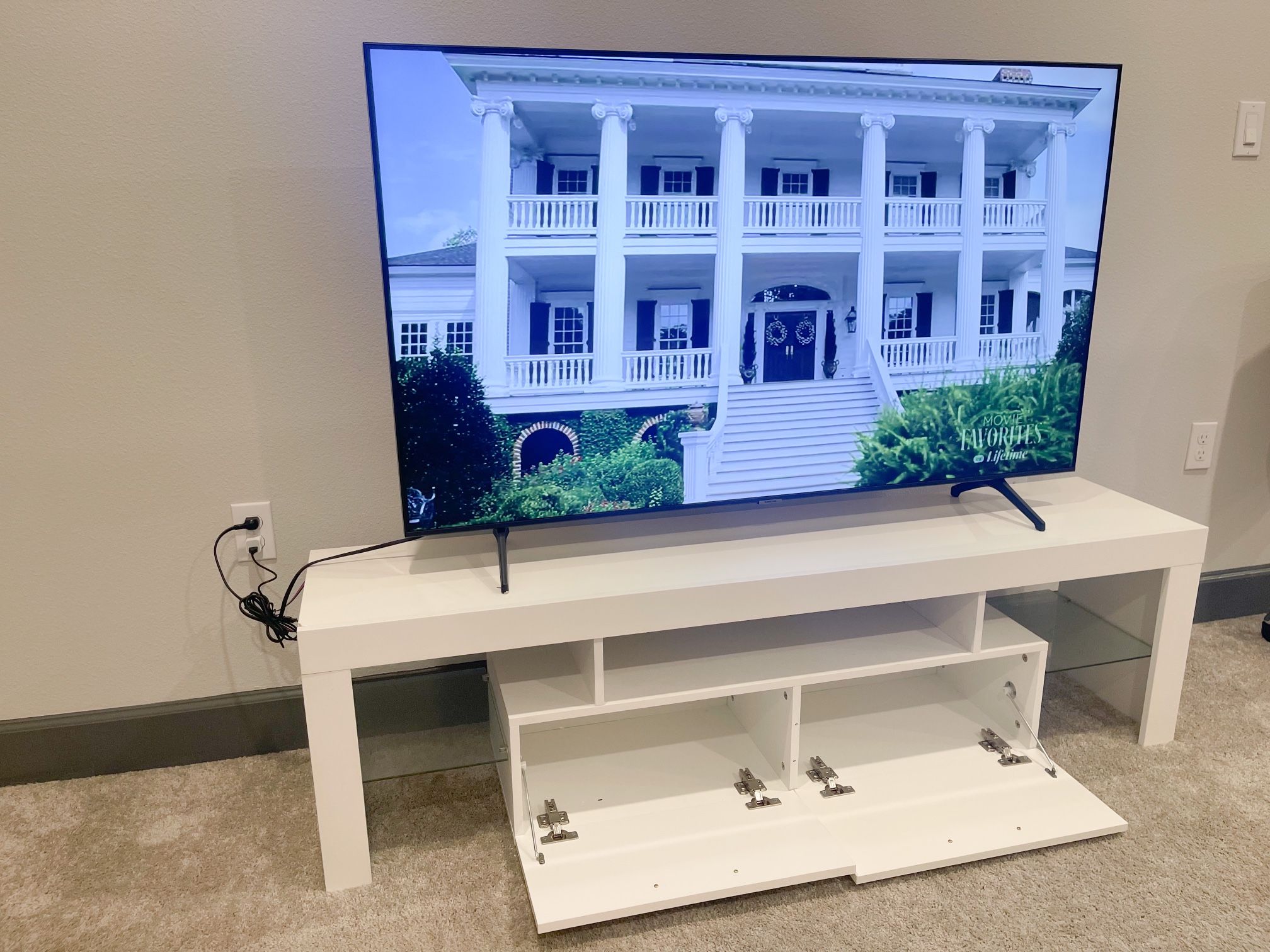 TV Stand for TVs up to 70" / Mueble para Televisor Y Televisor Samsung