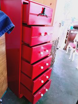 Can Bring To You For An Extra 2️⃣5️⃣ Nice Red 6 Deep Drawered Dresser