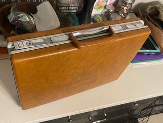 Samsonite Hard Case Briefcase 18” x 13” x 3.25”Vintage  In good condition Has a few wear marks on bottom.  I don’t have the keys.