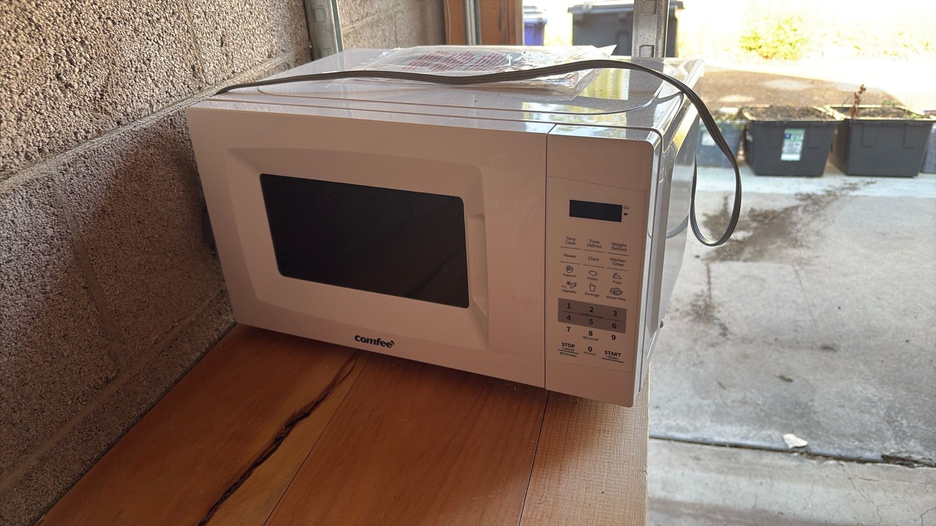 White Comfee 120V Microwave