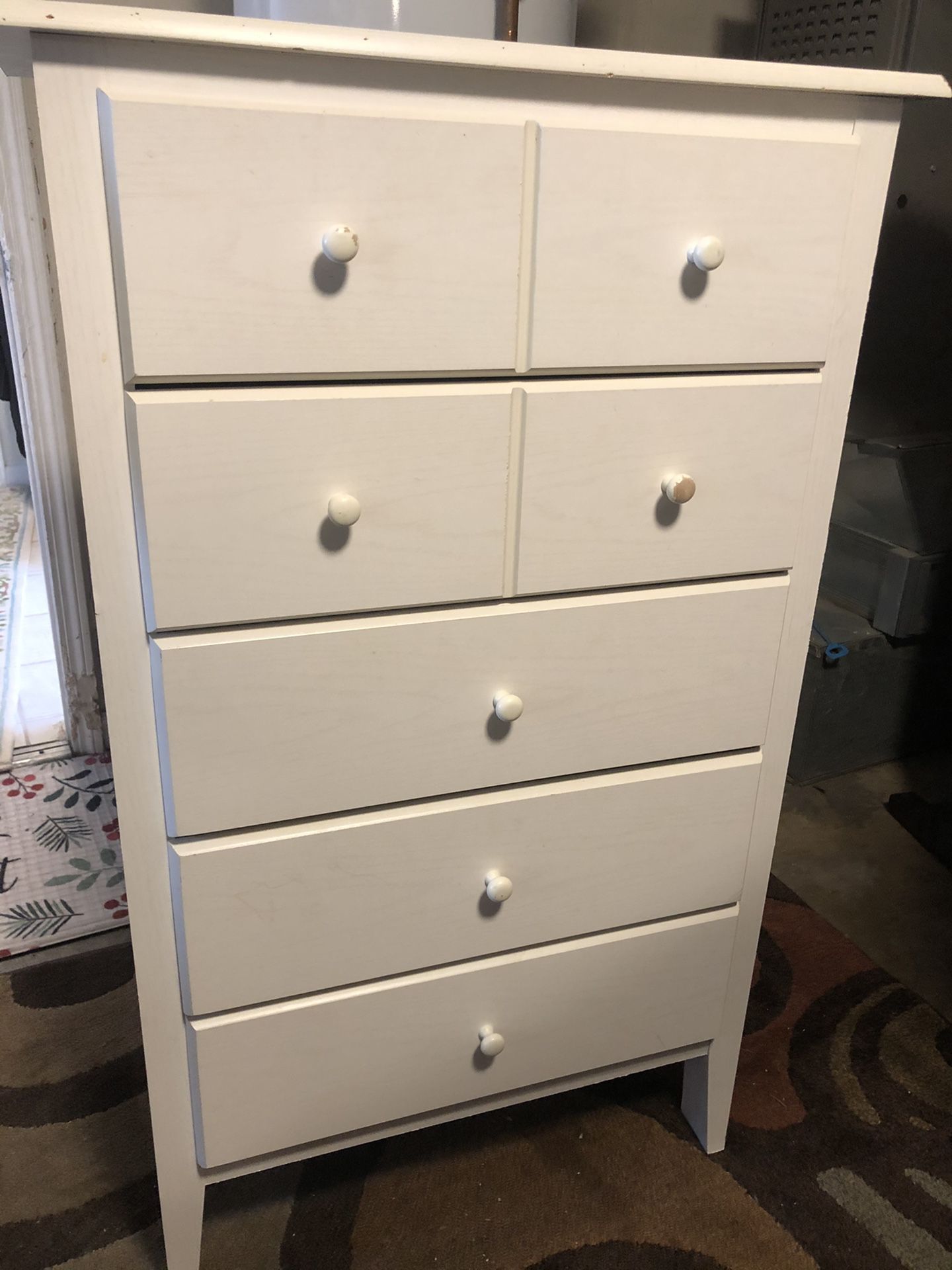 Beautiful white dresser ( 46 inch height x 28 inch long X 16 inch wide