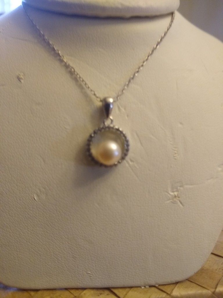 Helzberg Pendant With Pearl And Diamond Chips Accent