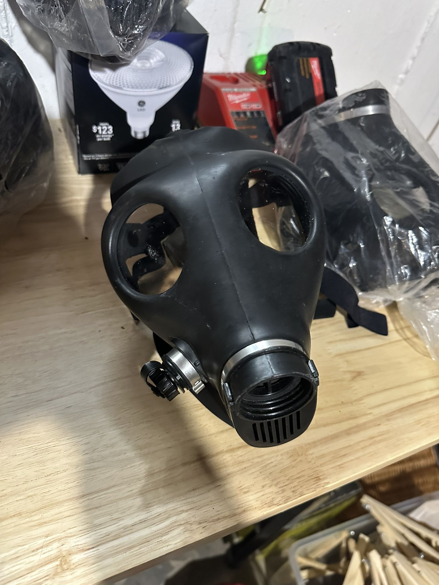 4 Gas Mask With Filters