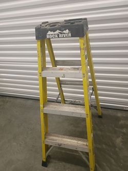 Escalera de fibra de vidrio de 4 ft.$60.00  ,muy buena
