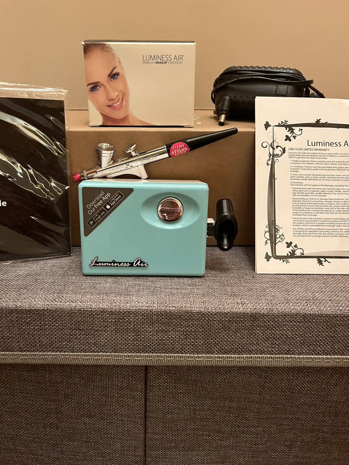 Luminess Air Makeup. Airbrush cosmetic system. Great product for flawless makeup. Easy to use. All the parts are working and in great condition. Don’t