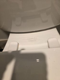 Very nice Kohler yoilet excellent condition $ave 75% read details!