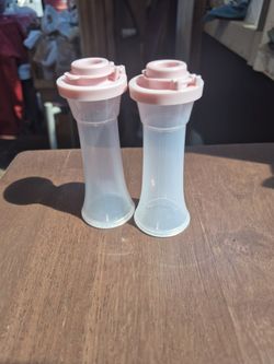 New Tupperware Small Hour Glass Salt And Pepper Shakers  Set $15.00 Bilingual Hablo Español Cash And Pick-up Only 