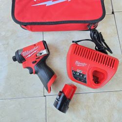 Milwaukee 12V FUEL Impact Driver KIT