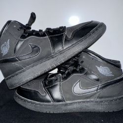 RARE Jordan 1 ‘Triple Black’ SZ 5 Y