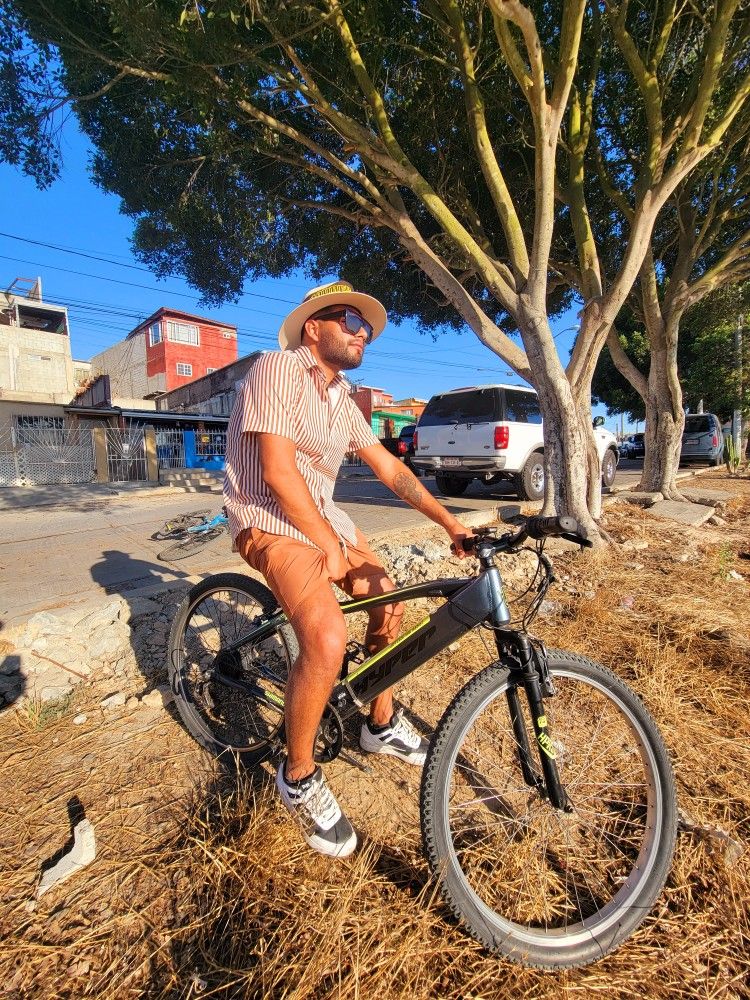 Hyper Bicycles 26" 36V Electric Mountain Bike w/Pedal-Assist, 6 Speeds, 250W Motor, Adult, Black
It comes with a charger. Regular use, maintenance fre