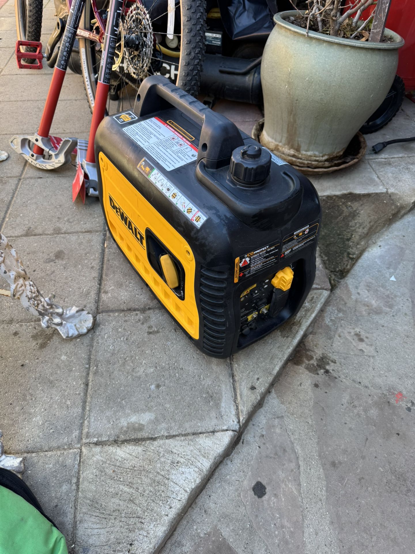 Dewalt Generator. Ultra Quiet. 2200 Watts. DXGNI2200
