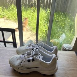 Softball cleats/white